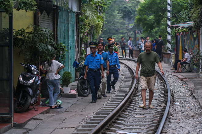 Hàng loạt càphê đường tàu Hà Nội bất ngờ bị phong tỏa ảnh 10