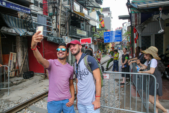 Hàng loạt càphê đường tàu Hà Nội bất ngờ bị phong tỏa ảnh 13