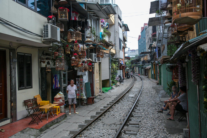 Hàng loạt càphê đường tàu Hà Nội bất ngờ bị phong tỏa ảnh 3
