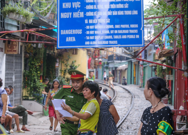 Hàng loạt càphê đường tàu Hà Nội bất ngờ bị phong tỏa ảnh 12