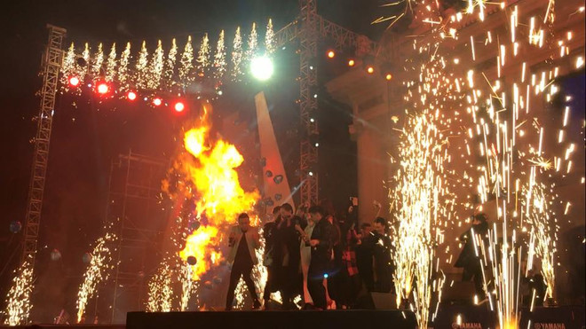 Nổ bóng bay Yamaha Countdown, lửa lớn gây bỏng tình nguyện viên ảnh 1