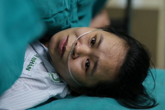 Chị Hạnh đã không kìm nổi những giọt nước mắt hạnh phúc khi chứng kiến đứa con trai mình chào đời mặc dù đây là lần thứ 2 chị 'vượt cạn'. (Ảnh: Minh Sơn/Vietnam+) Lặng người trước hình ảnh vượt cạn đầy cảm xúc của bà mẹ Việt ảnh 8