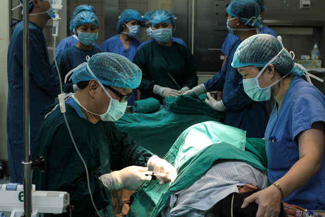 Trước khi thực hiện ca mổ đẻ, sản phụ sẽ được cho gây tê. Việc mổ để diễn ra rất nhanh, chỉ mất từ 10 - 15 phút nhưng để một ca sinh mổ thành công tốt đẹp lại cần sự chuẩn bị rất kì công và cẩn thận. (Ảnh: Minh Sơn/Vietnam+) Lặng người trước hình ảnh vượt cạn đầy cảm xúc của bà mẹ Việt ảnh 4