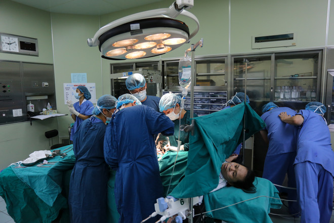 Ca mổ đẻ cho chính tay Phó Giáo sư, Tiến sỹ Phạm Bá Nha, Trưởng khoa Phụ - Sản, Bệnh viện Bạch Mai thực hiện. Ông cho biết, mỗi ngày thực hiện khoảng 6-8 ca mổ đẻ. (Ảnh: Minh Sơn/Vietnam+) Lặng người trước hình ảnh vượt cạn đầy cảm xúc của bà mẹ Việt ảnh 3