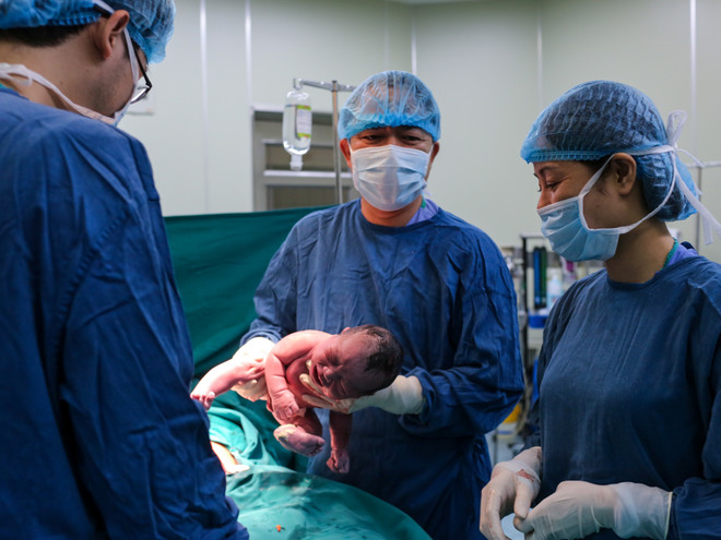 9 giờ 14 phút sáng 15/6, bé trai Hoàng Ngọc Nam Anh cất tiếng khóc chào đời. Đó là thời khắc rực rỡ, huy hoàng nhất trong cuộc đời mỗi người mẹ. (Ảnh: Minh Sơn/Vietnam+) Lặng người trước hình ảnh vượt cạn đầy cảm xúc của bà mẹ Việt ảnh 7