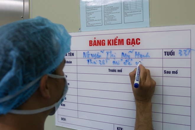 Người ta thường ví mỗi lần sinh nở giống như một cuộc đấu tranh sinh tử. Đây cũng là lần thứ hai chị Nguyễn Thị Mỹ Hạnh (33 tuổi, Sài Đồng, Long Biên) 'vượt cạn' bằng phương pháp đẻ mổ. (Ảnh: Minh Sơn/Vietnam+) Lặng người trước hình ảnh vượt cạn đầy cảm xúc của bà mẹ Việt ảnh 2