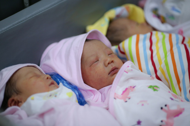 Mỗi em bé đều là một món quà đến từ thiên đường và những người mẹ chính là 'anh hùng' khi họ đã chiến thắng đớn đau để tạo dựng nên một 'công trình' của đời mình. (Ảnh: Minh Sơn/Vietnam+) Lặng người trước hình ảnh vượt cạn đầy cảm xúc của bà mẹ Việt ảnh 15