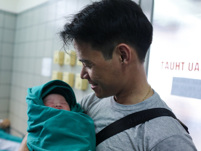 Anh Hoàng Ngọc Triệu, bố bé Nam Anh đã thức cả đêm để trông chờ đến khoảnh khắc được ôm đứa con trai vào lòng. (Ảnh: Minh Sơn/Vietnam+) Lặng người trước hình ảnh vượt cạn đầy cảm xúc của bà mẹ Việt ảnh 13