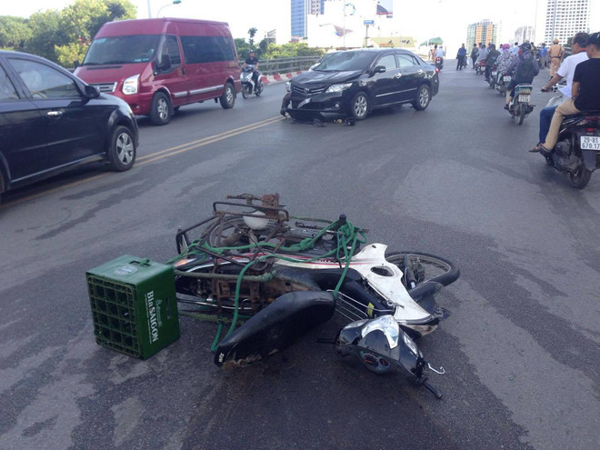 Corolla Altis đâm gục nhiều xe máy trên cầu vượt Nguyễn Chí Thanh ảnh 1