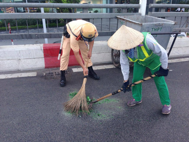Hà Nội: Xế hộp đâm gục nhiều xe máy trên cầu vượt Nguyễn Chí Thanh ảnh 5