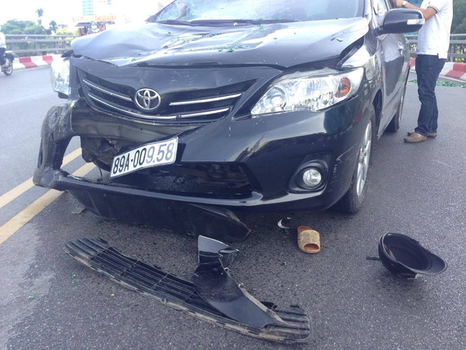 Hà Nội: Xế hộp đâm gục nhiều xe máy trên cầu vượt Nguyễn Chí Thanh ảnh 2