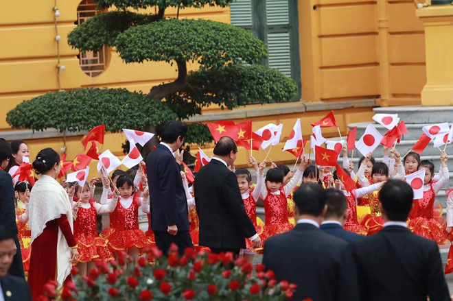 Thủ tướng Nguyễn Xuân Phúc và ông Abe có cuộc hội đàm chính thức ảnh 5