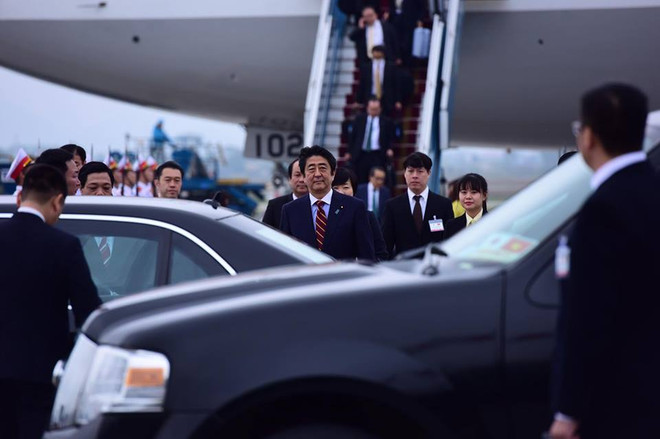 Thủ tướng Nhật Bản Shinzo Abe đặt chân xuống sân bay Nội Bài ảnh 1