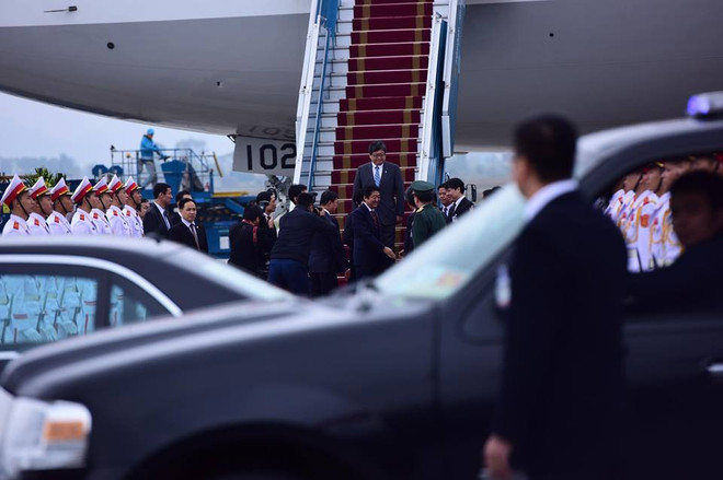 Thủ tướng Nhật Bản Shinzo Abe đặt chân xuống sân bay Nội Bài ảnh 3