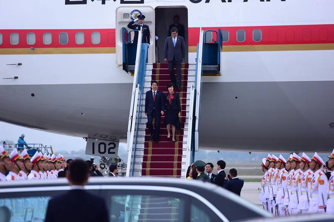 Thủ tướng Nhật Bản Shinzo Abe đặt chân xuống sân bay Nội Bài ảnh 2