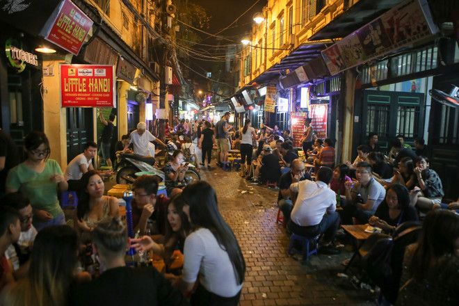 Hà Nội: Không đợi nới giờ kinh doanh, hàng quán vẫn tấp nập sau 24 giờ ảnh 1