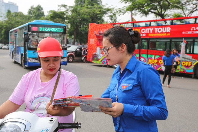 Toàn cảnh hành trình khám phá Hà Nội bằng xe buýt 2 tầng mui trần ảnh 4