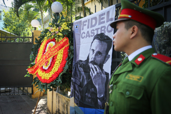 10 giờ sáng nay, lễ viếng lãnh tụ Cuba Fidel Castro được tổ chức trang trọng tại Đại sứ quán Cuba ở Hà Nội. (Ảnh: Minh Sơn/Vietnam+) Lễ viếng cảm động Lãnh tụ Fidel Castro tại Đại sứ quán Cuba ảnh 2