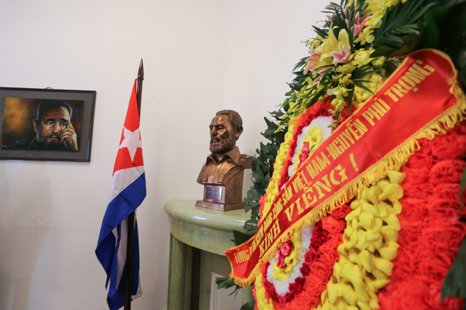 Thi hài ông được hỏa táng sau đó an táng tại thành phố Santiago de Cuba, đông nam Cuba, vào ngày 4/12. (Ảnh: Minh Sơn/Vietnam+) Lễ viếng cảm động Lãnh tụ Fidel Castro tại Đại sứ quán Cuba ảnh 10