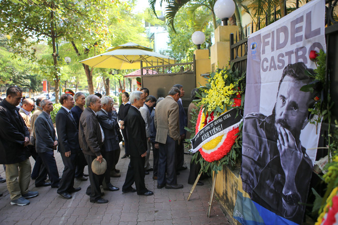 (Ảnh: Minh Sơn/Vietnam+) Lễ viếng cảm động Lãnh tụ Fidel Castro tại Đại sứ quán Cuba ảnh 17