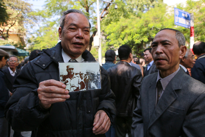 Ông Cao Khắc Thuận giơ tấm ảnh chụp cùng Cựu chủ tịch Fidel Castro tại Cuba năm 1967. 'Tôi cảm thấy đau lòng khi biết tin ông Fidel mất'. (Ảnh: Minh Sơn/Vietnam+) Lễ viếng cảm động Lãnh tụ Fidel Castro tại Đại sứ quán Cuba ảnh 12