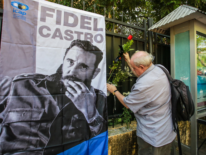 (Ảnh: Minh Sơn/Vietnam+) Lễ viếng cảm động Lãnh tụ Fidel Castro tại Đại sứ quán Cuba ảnh 18