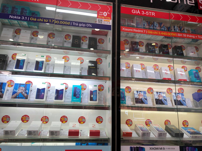 Các mẫu flagship của Huawei vẫn sử dụng được các phần mềm của Google tại Việt Nam. (Ảnh: Minh Sơn/Vietnam+) Các nhà bán lẻ smartphone tại Việt Nam nói gì sau vụ việc của Huawei? ảnh 3