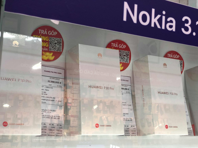 Các mẫu flagship của Huawei vẫn được bày bán bình thường tại các đại lý bán lẻ. (Ảnh: Minh Sơn/Vietnam+) Các nhà bán lẻ smartphone tại Việt Nam nói gì sau vụ việc của Huawei? ảnh 1