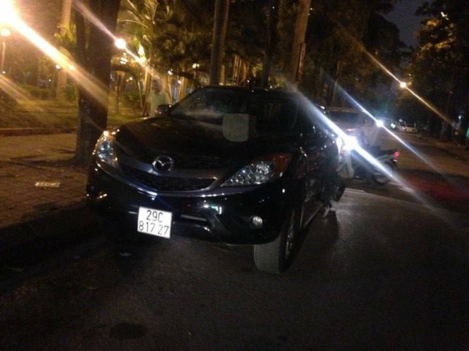 Xe ôtô kéo lê nạn nhân trên đường hàng chục mét sau khi gây tai nạn ảnh 1