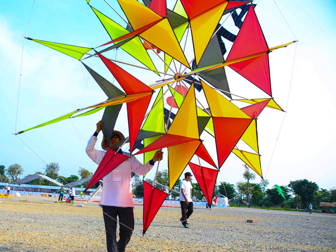 Chiêm ngưỡng dàn diều “độc nhất vô nhị” bay ngợp trời Thủ đô ảnh 12