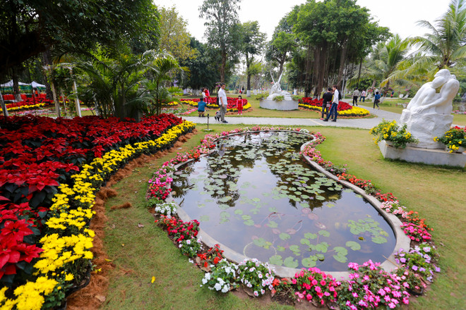 Người dân Thủ đô thích thú với lễ hội hoa xuân lớn nhất Tết 2017 ảnh 4