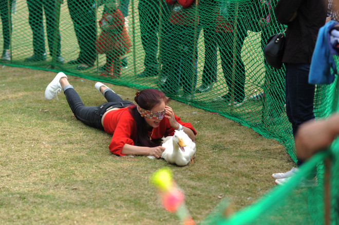 Người dân Thủ đô thích thú với lễ hội hoa xuân lớn nhất Tết 2017 ảnh 13