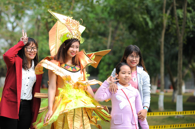 Người dân Thủ đô thích thú với lễ hội hoa xuân lớn nhất Tết 2017 ảnh 7