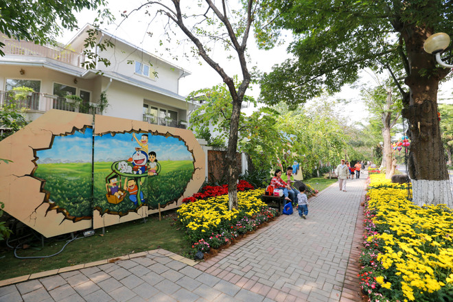 Người dân Thủ đô thích thú với lễ hội hoa xuân lớn nhất Tết 2017 ảnh 3