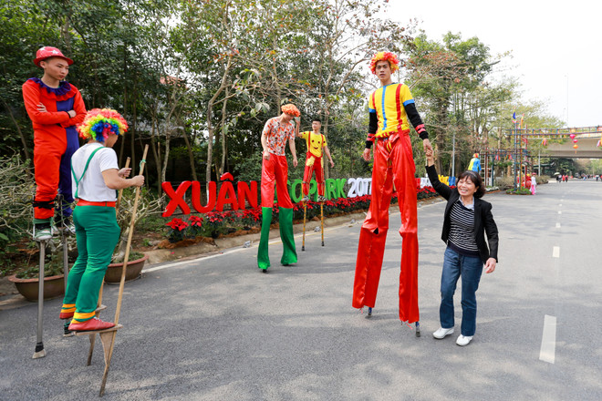 Người dân Thủ đô thích thú với lễ hội hoa xuân lớn nhất Tết 2017 ảnh 10