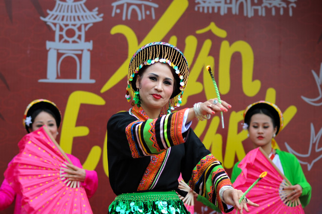 Người dân Thủ đô thích thú với lễ hội hoa xuân lớn nhất Tết 2017 ảnh 15