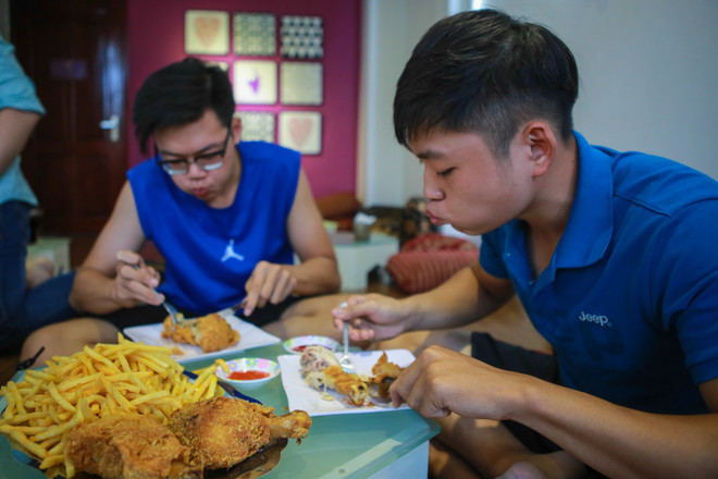 Giới trẻ Hà thành "ngán ngẩm" với thử thách ăn thịt gà rán ảnh 8