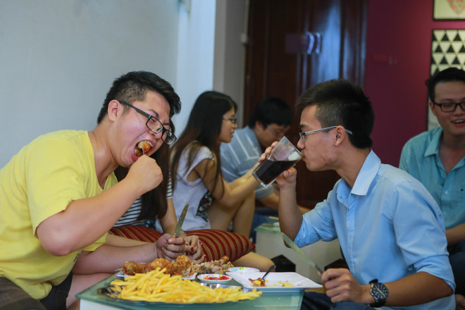 Giới trẻ Hà thành "ngán ngẩm" với thử thách ăn thịt gà rán ảnh 1