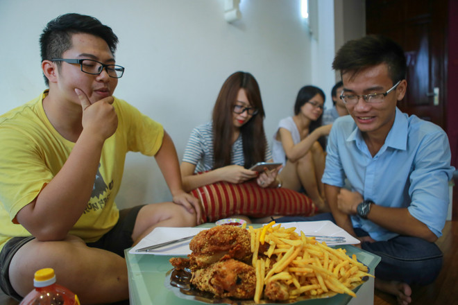 Giới trẻ Hà thành "ngán ngẩm" với thử thách ăn thịt gà rán ảnh 4