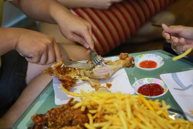 Giới trẻ Hà thành "ngán ngẩm" với thử thách ăn thịt gà rán ảnh 7