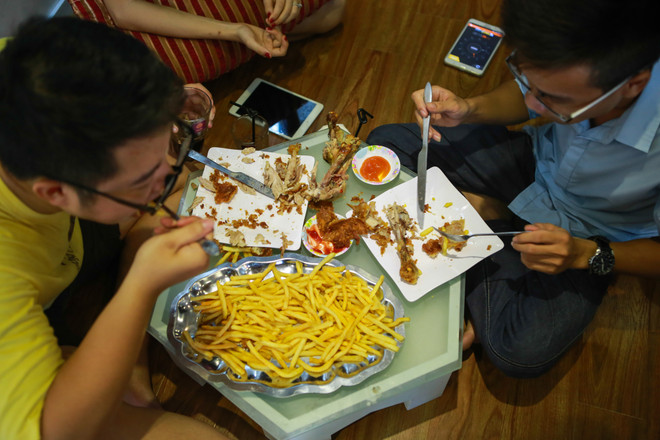 Giới trẻ Hà thành "ngán ngẩm" với thử thách ăn thịt gà rán ảnh 10