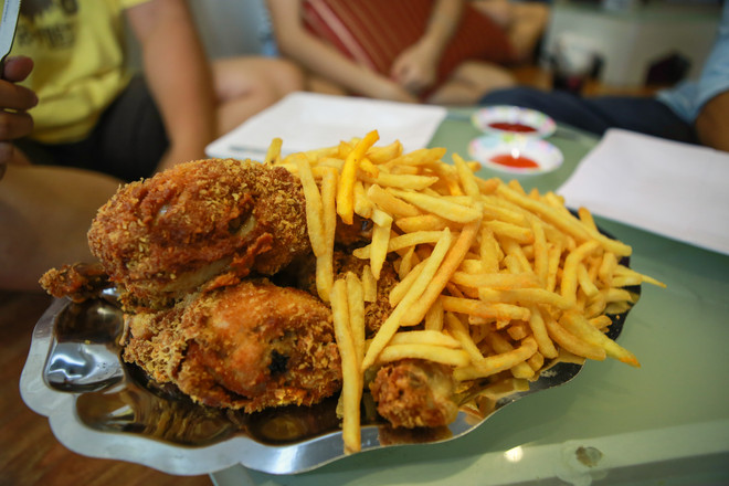 Giới trẻ Hà thành "ngán ngẩm" với thử thách ăn thịt gà rán ảnh 2