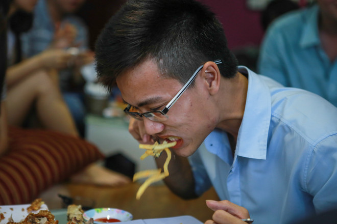Giới trẻ Hà thành "ngán ngẩm" với thử thách ăn thịt gà rán ảnh 9