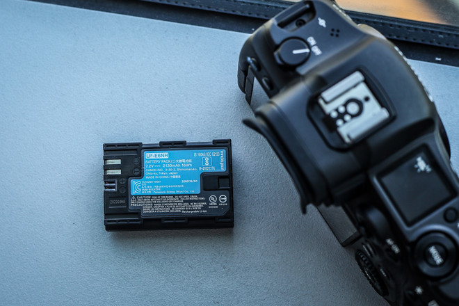 Cận cảnh EOS R5 - Mẫu máy ảnh mạnh nhất của Canon mới về Việt Nam ảnh 13