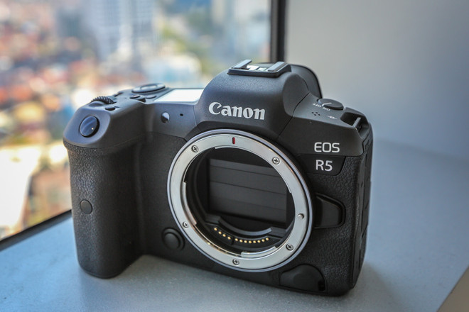 Cận cảnh EOS R5 - Mẫu máy ảnh mạnh nhất của Canon mới về Việt Nam ảnh 2