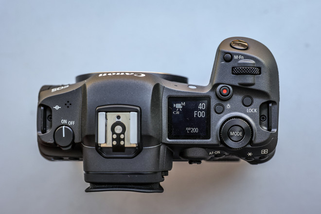 Cận cảnh EOS R5 - Mẫu máy ảnh mạnh nhất của Canon mới về Việt Nam ảnh 6