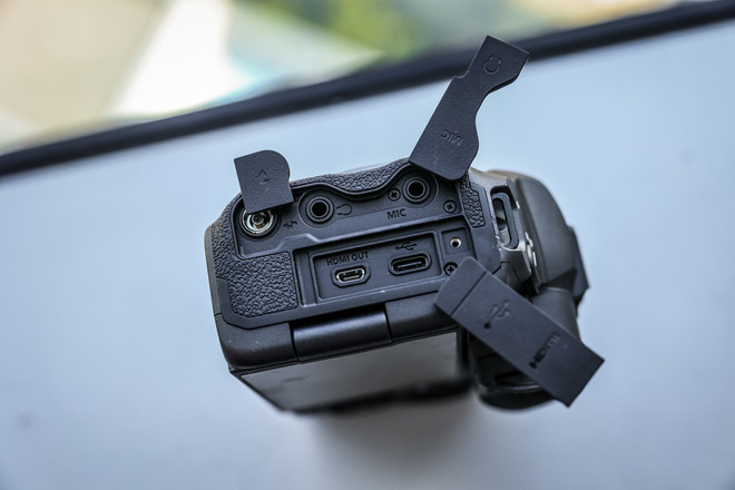 Cận cảnh EOS R5 - Mẫu máy ảnh mạnh nhất của Canon mới về Việt Nam ảnh 11