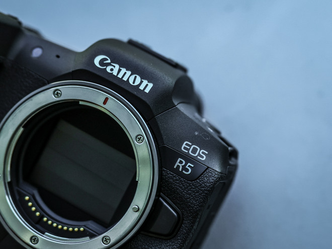 Cận cảnh EOS R5 - Mẫu máy ảnh mạnh nhất của Canon mới về Việt Nam ảnh 1