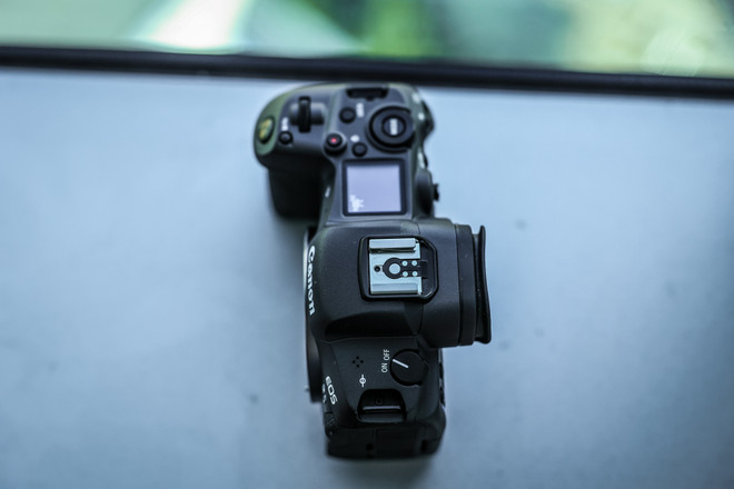 Cận cảnh EOS R5 - Mẫu máy ảnh mạnh nhất của Canon mới về Việt Nam ảnh 4