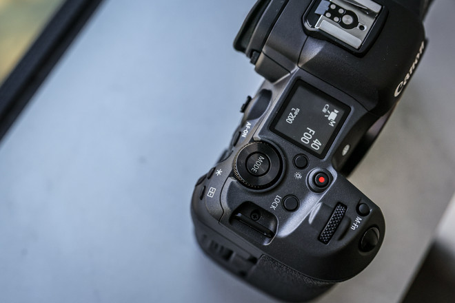 Cận cảnh EOS R5 - Mẫu máy ảnh mạnh nhất của Canon mới về Việt Nam ảnh 5